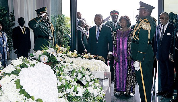 CHEFE DE ESTADO RENDE HOMENAGEM AO PRESIDENTE JOSÉ EDUARDO DOS SANTOS