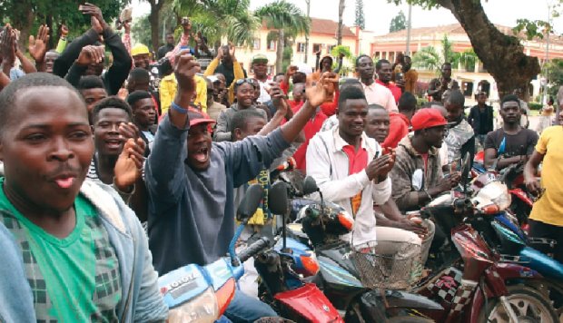 OPERADORES DE TÁXIS E MOTO-TÁXIS PELO PAÍS RECEBERAM CARTÕES DE GASOLINA
