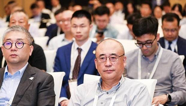 APRESENTAÇÃO PETROLÍFERA ATRAI CENTENA DE INVESTIDORES EM PEQUIM