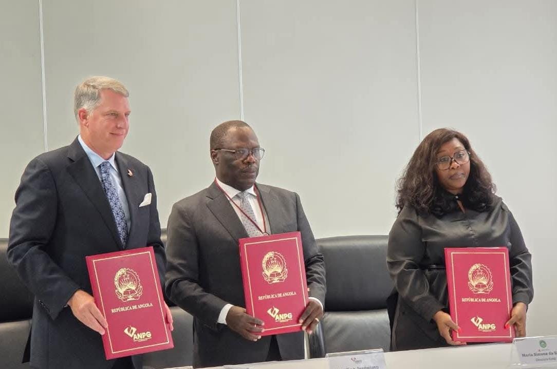 MINISTÉRIO DO AMBIENTE  ASSINA ACORDO  PARA DESENVOLVIMENTO  DE SOLUÇÕES DE BAIXA CARBONO