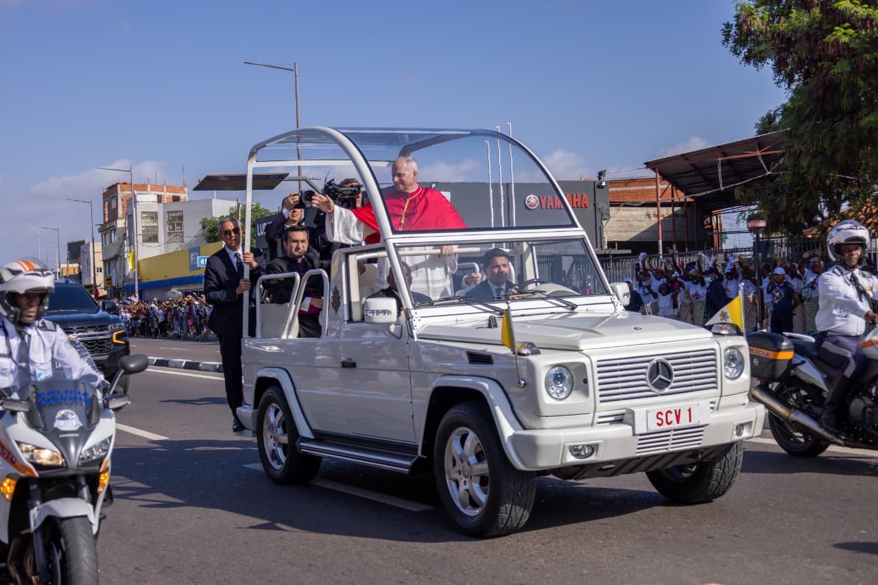 PAPA DESPEDE-SE DOS ANGOLANOS APÓS QUATRO DIAS DE VISITA APOSTÓLICA