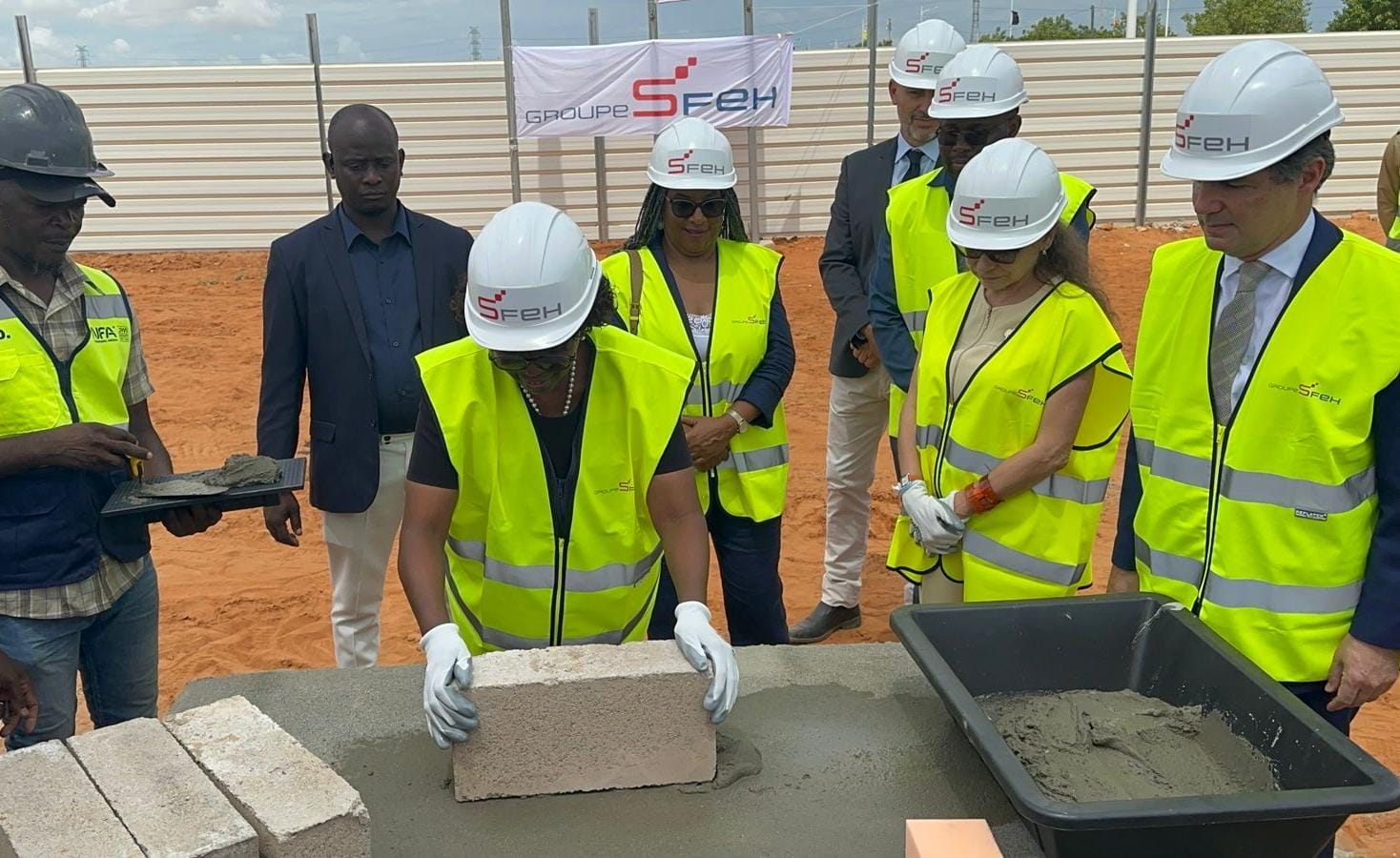 MINISTRA SÍLVIA LUTUCUTA LANÇA PRIMEIRA PEDRA PARA CONSTRUÇÃO DO INSTITUTO OFTALMOLÓGICO DE LUANDA