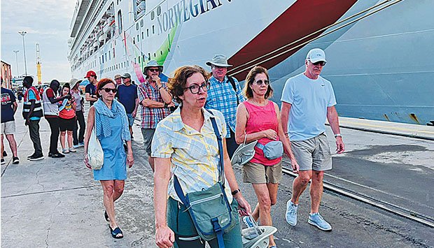 EXCURSIONISTAS ENCANTADOS  COM LOCAIS TURÍSTICOS E MONUMENTOS DO PAÍS