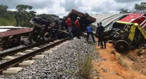 COMBOIO COM ENXOFRE DESCARRILA NO MOXICO