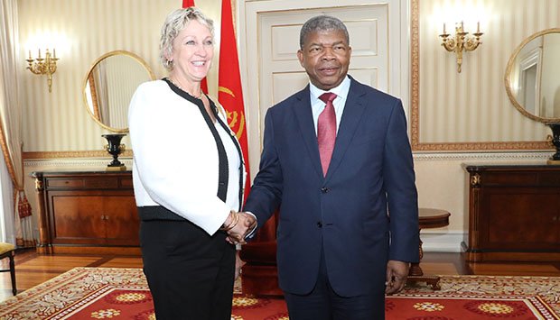 CHEFE DE ESTADO ABORDA PROJECTO OKAVANGO COM PESQUISADORES DA NATIONAL GEOGRAPHIC