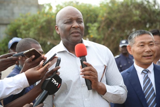 MINISTRO DAS OBRAS PÚBLICAS, URBANISMO E HABITAÇÃO VISITA INFRA-ESTRUTURAS NO ZAIRE