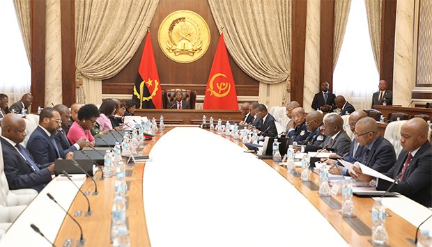 CONSELHO ANALISA SITUAÇÃO DE SEGURANÇA INTERNA E NO MUNDO