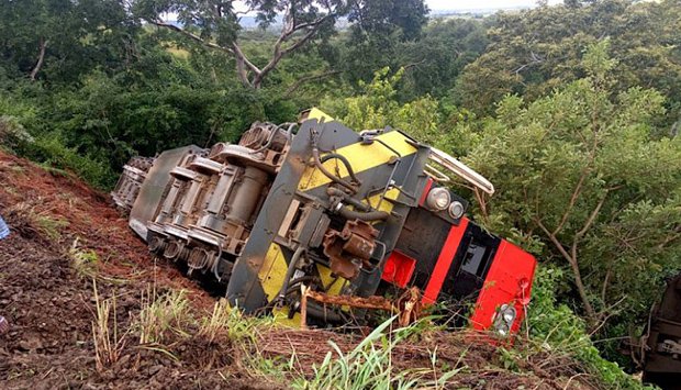 COMBOIO COM COMBUSTÍVEL DESCARRILA NO CUANZA-NORTE