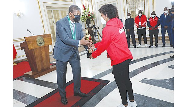 PRESIDENTE DA REPÚBLICA RECEBE CAMPEÕES AFRICANOS  NO PALÁCIO