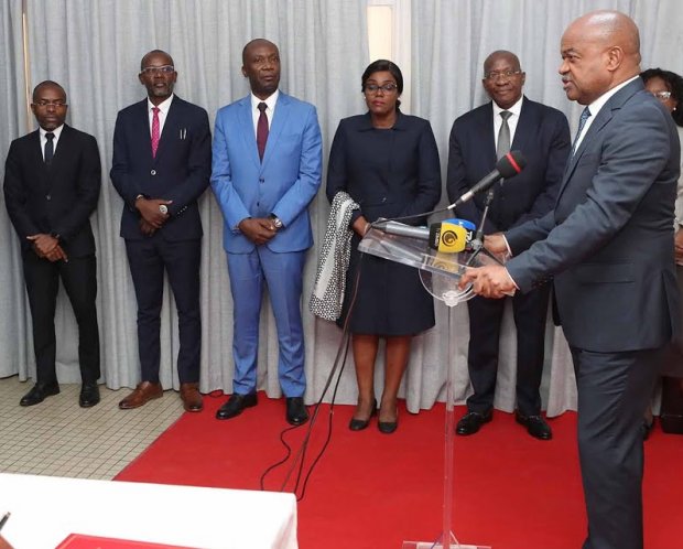 MINISTRO MÁRIO OLIVEIRA CONFERE POSSE AO NOVO CONSELHO DE ADMINISTRAÇÃO DA ANGOP