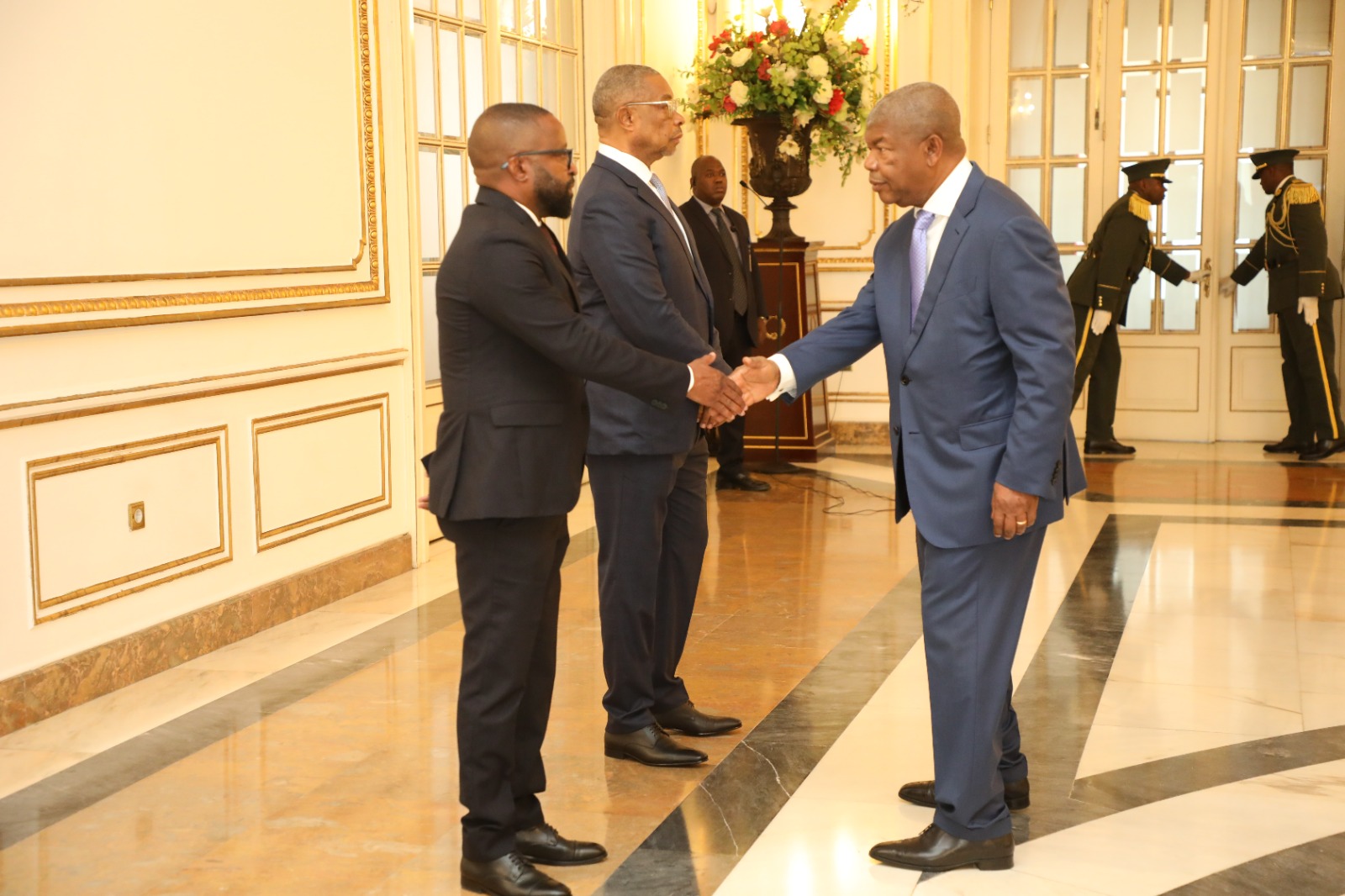 PRESIDENTE DA REPÚBLICA CONFERE POSSE AO EUGÉNIO LABORINHO COMO GOVERNADOR DO CUANZA-SUL