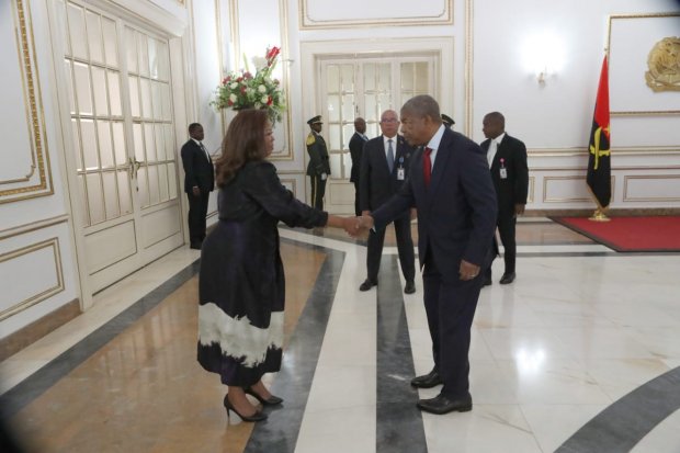 PRESIDENTE DA REPÚBLICA CONFERE POSSE A NOVA DIRECTORA-GERAL ADJUNTA DO SIE