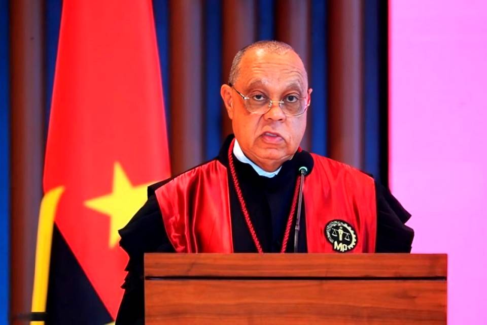 HÉLDER PITRA GRÓZ CESSA FUNÇÕES  COMO PROCURADOR-GERAL DA REPÚBLICA