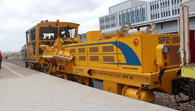 MÁQUINA REGULADORA DE BALASTRO ENTREGUE AO CAMINHO DE FERRO DE LUANDA