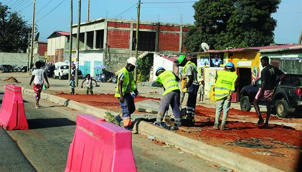 AVENIDA PEDRO DE CASTRO VAN-DÚNEM LOY NO SENTIDO SHOPRITE- KIMBANGO INTERDITA PARA OBRAS