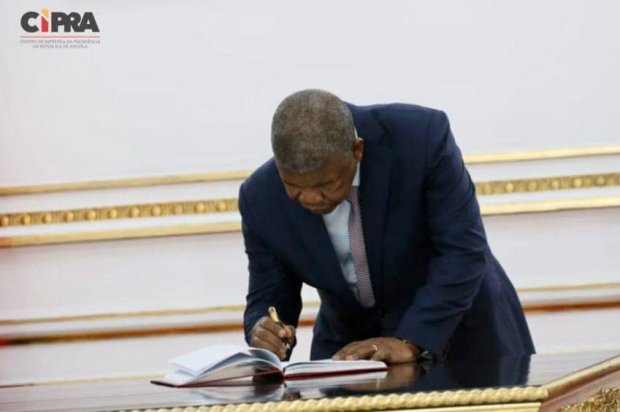 PRESIDENTE DA REPÚBLICA EXONERA E NOMEIA OFICIAIS COMISSÁRIOS