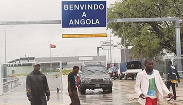 ANGOLANOS EM OSHAKATI EXPECTANTES POR VOTAR
