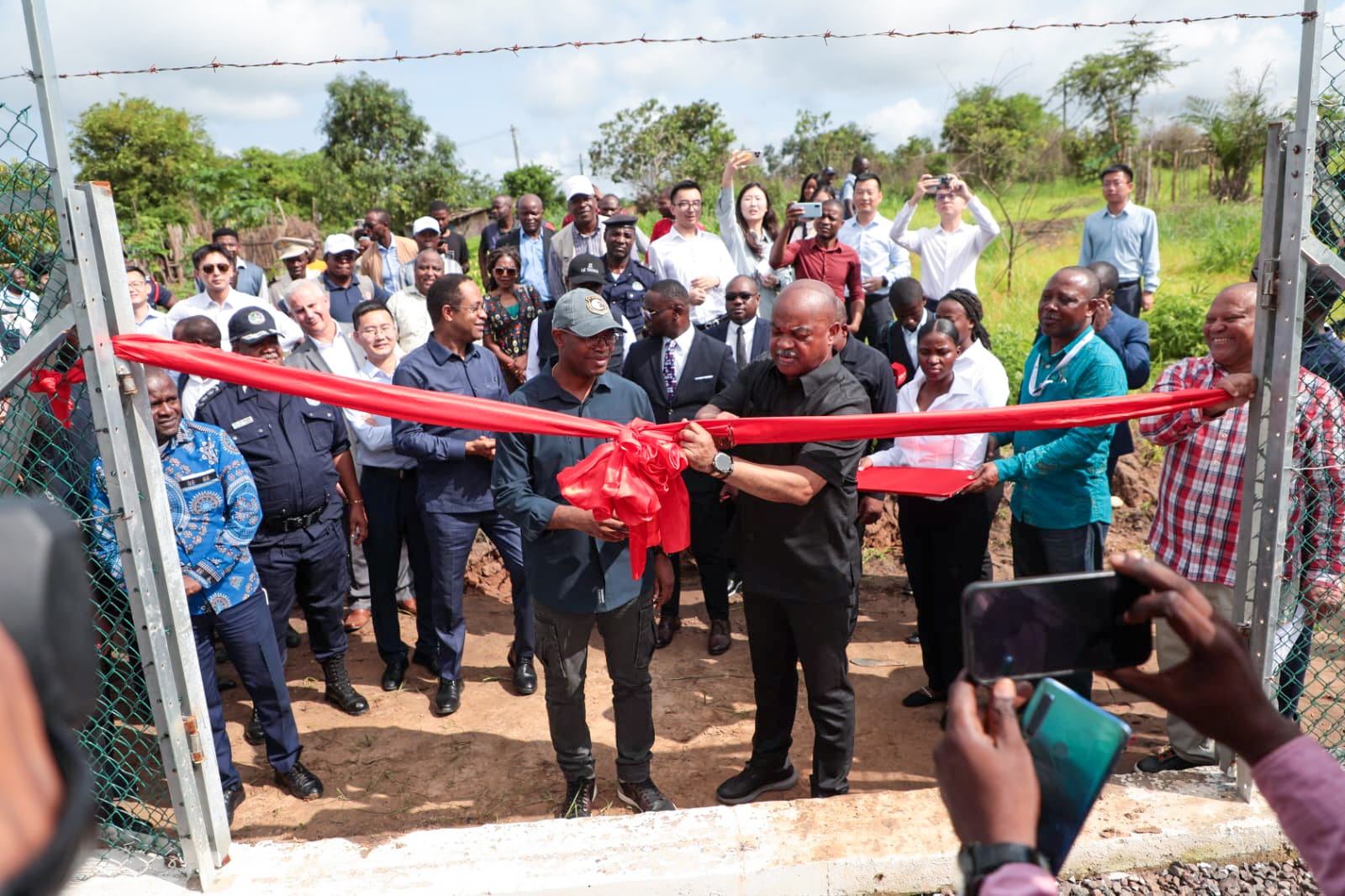 MINISTRO MÁRIO OLIVEIRA INAUGURA PROJECTO DE INCLUSÃO  DIGITAL