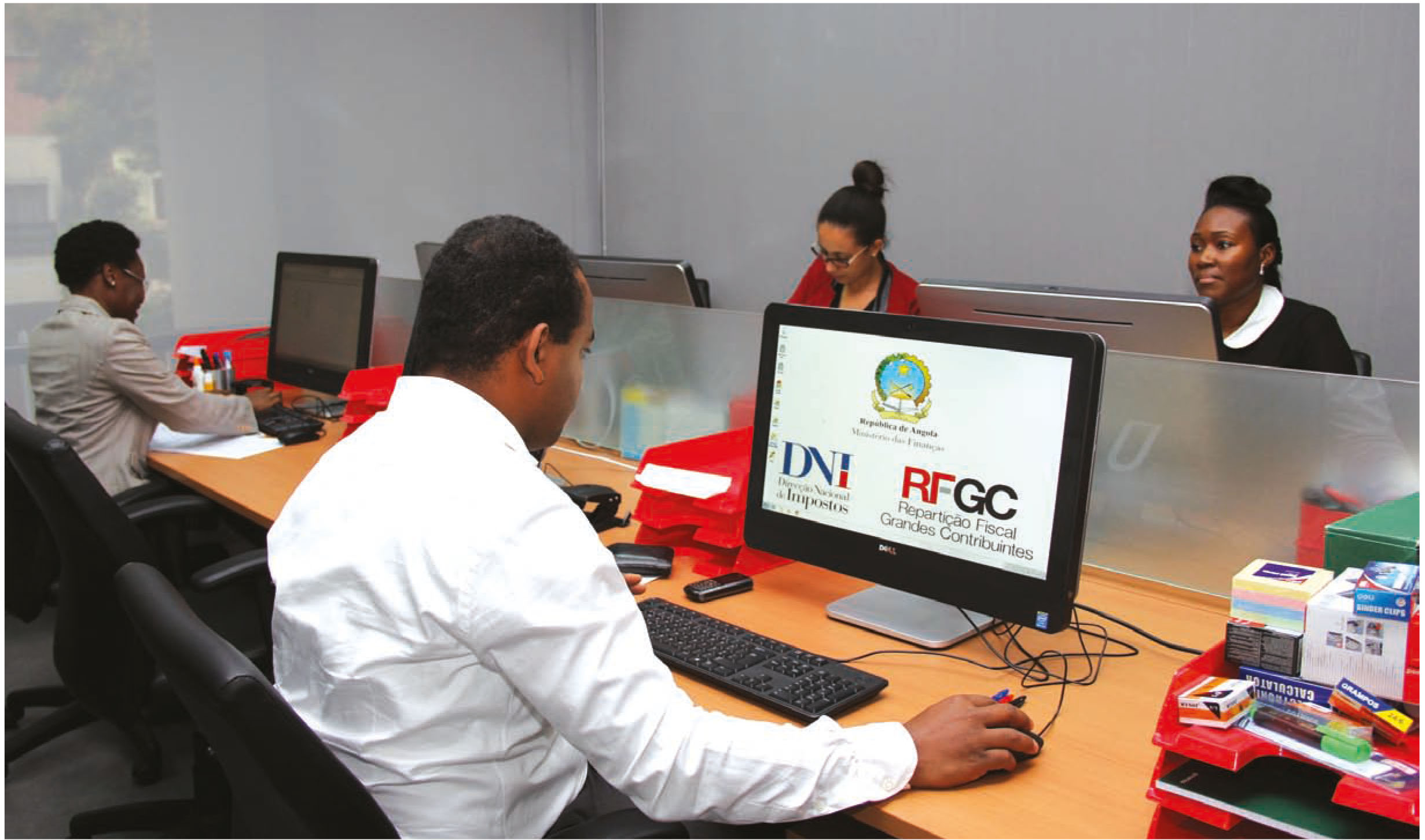 FUNCIONÁRIOS PÚBLICOS VÃO TRABALHAR UMA HORA E MEIA A MAIS DE 12 A 30 DESTE MÊS