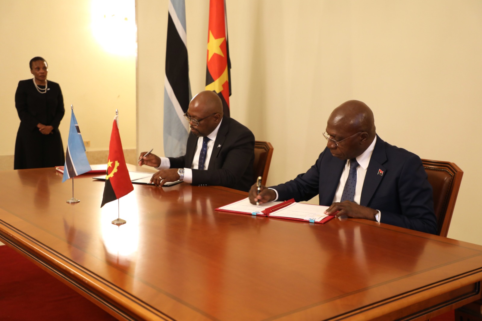 ANGOLA E BOTSWANA ASSINAM DOIS INSTRUMENTOS JURÍDICOS