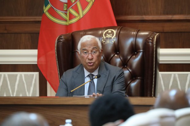 ANTÓNIO COSTA VISITA BANCO CAIXA  ANGOLA E ESCOLA PORTUGUESA