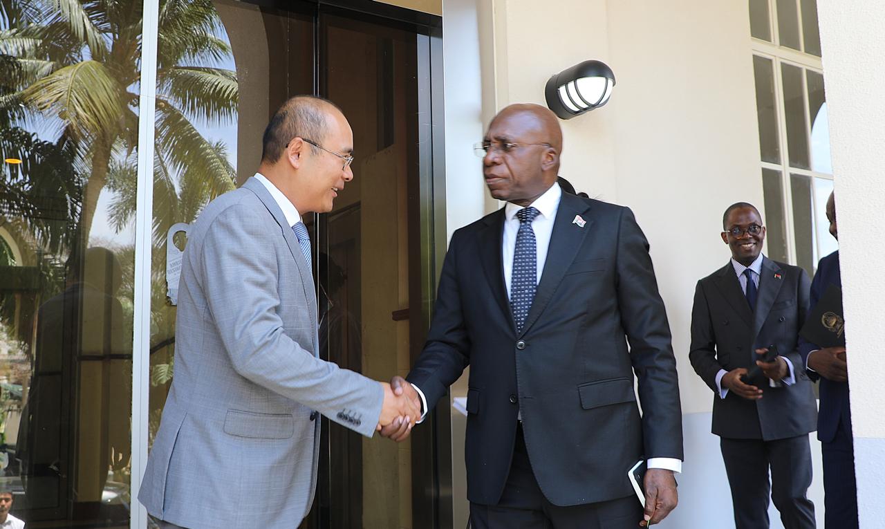 MINISTRO TÉTE ANTÓNIO E  EMBAIXDOR CHINES EM ANGOLA ANALISAM ESTADO DA COOPERAÇÁO ENTRE OS DOIS PAISES