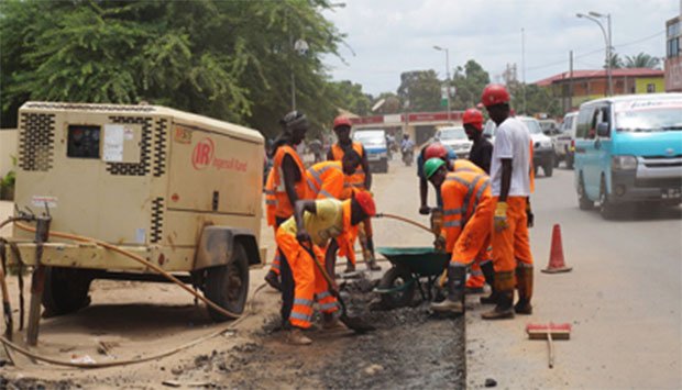 ESTRADAS DOS MUNICÍPIOS DE LUANDA COMEÇAM A SER REABILITADAS EM MARÇO