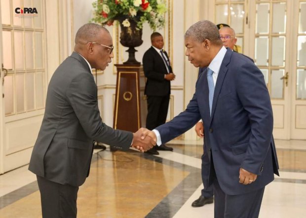 JOÃO LOURENÇO CONFERE POSSE AO NOVO SECRETÁRIO DE ESTADO PARA O URBANISMO E CONTRUÇÃO