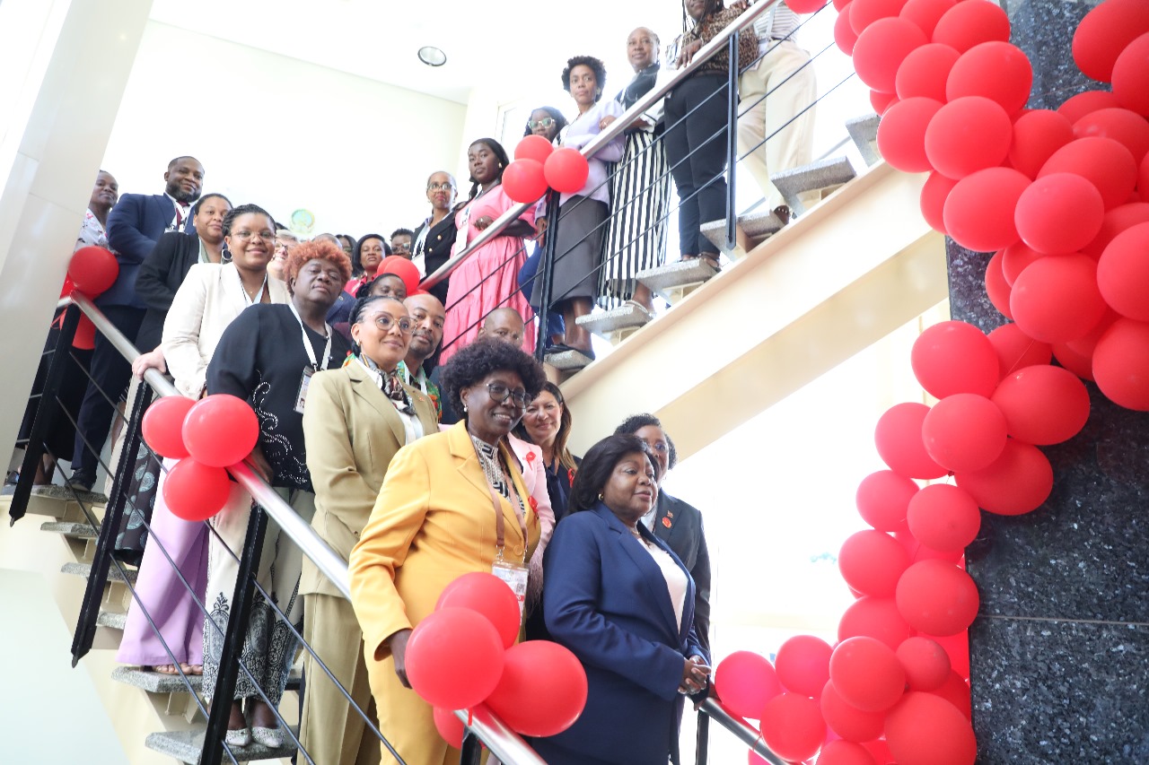 VICE-PRESIDENTE ESPERANÇA DA COSTA VITA INSTITUTO NACIONAL DE LUTA CONTRA SIDA