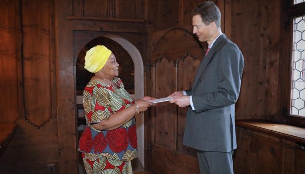 EMBAIXADORA FILOMENA DELGADO APRESENTA CARTAS CREDENCIAIS AO PRÍNCIPE ALOIS DE LIECHTENSTEIN