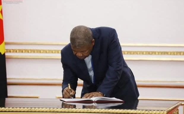 PRESIDENTE DA REPÚBLICA EXONERA E NOMEIA GOVERNANTES