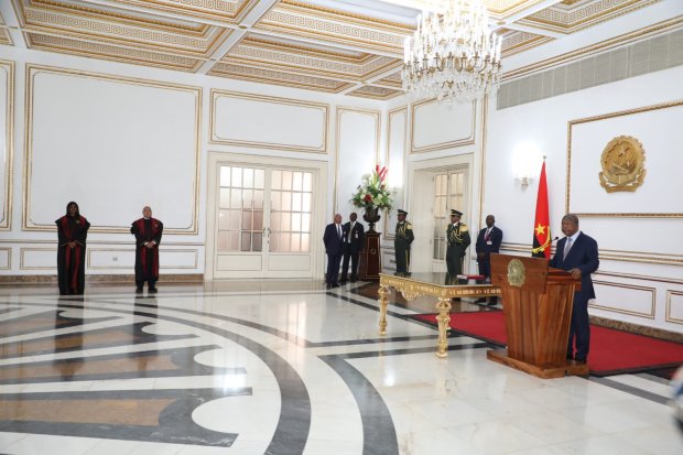 CHEFE DE ESTADO CONFERE POSSES AO PROCURADOR GERAL DA REPÚBLICA  E A VICE