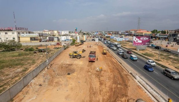 TRABALHOS DE TERRAPLANAGEM DECORREM NA AVENIDA FIDEL DE CASTRO
