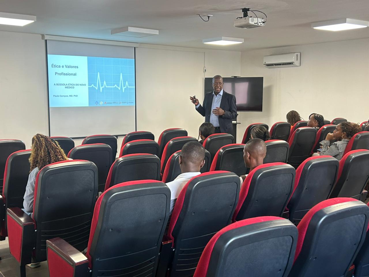 FACULDADE DE MEDICINA CAPACITA PROFISSIONAIS EM CLÍNICA GERAIS