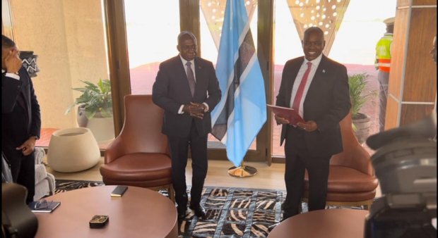 MENSAGEM DO PRESIDENTE DA REPÚBLICA ENTREGUE AO HOMÓLOGO DO BOTSWANA