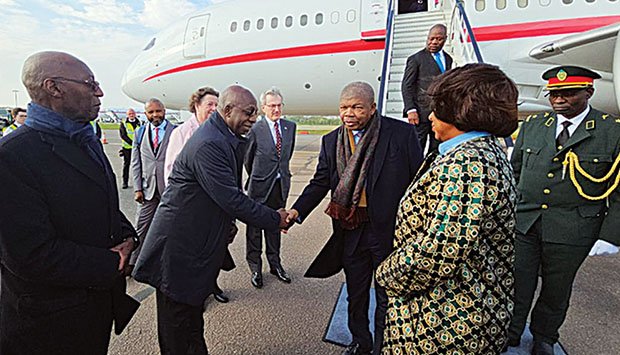 CHEFE DE ESTADO JÁ EM LONDRES PARA ASSISTIR À COROAÇÃO DO REI CARLOS III