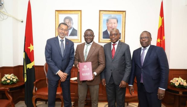 JORNALISTA DA EDIÇÕES NOVEMBRO DESTACADO ENTRE FORMADOS PELA RENMIN UNIVERSITY OF CHINA