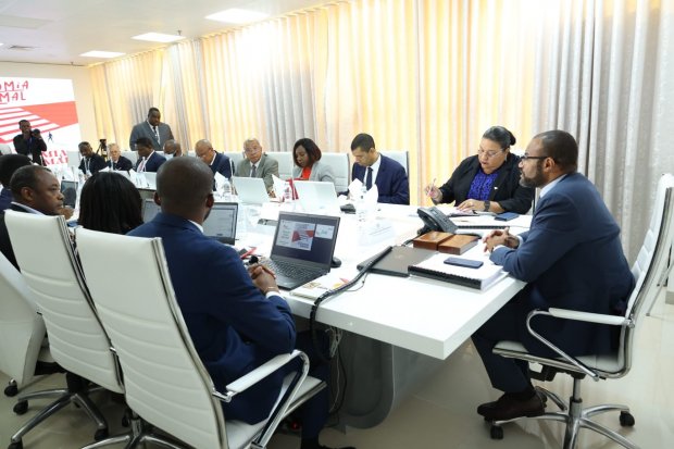 COMISSÃO AVALIA PROGRAMA DE RECONVERSÃO DA ECONOMIA INFORMAL