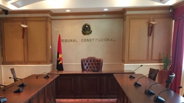 PAÍS  ASSINALA 13.° ANIVERSÁRIO DA CONSTITUIÇÃO