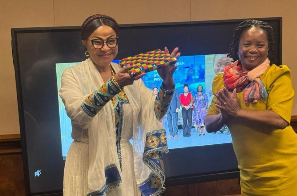 EMBAIXADORA JOSEFA SACKO É HOMENAGEADA COM  PRÉMIO “MULHER PIONEIRA AFRICANA”