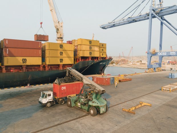 NAVIO PORTA-CONTENTOR EFECTUA PRIMEIRO CARREGAMENTO DE COBRE PARA OS EUA
