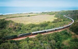 COMBOIO MAIS LUXUOSO DO  MUNDO COM 60 TURISTAS CHEGA AO LUAU