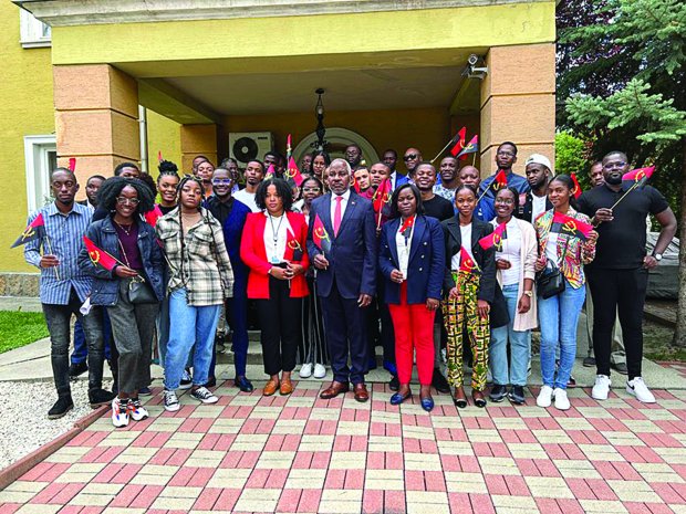 FORMADOS NA HUNGRIA : NOVOS ESTUDANTES BOLSEIROS  RECEBIDOS  PELA EMBAIXADA DE ANGOLA