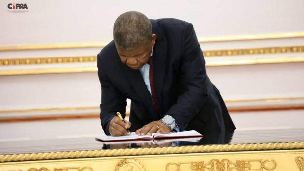 PR EXONERA E NOMEIA OFICIAIS GENERAIS E COMISSÁRIOS