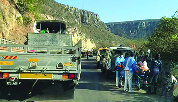 EMBATE ENTRE AUTOCARRO E UM CAMIÃO PROVOCA 15 MORTOS E FERE 23 PESSOAS NA ESTRADA DA SERRA DA LEBA