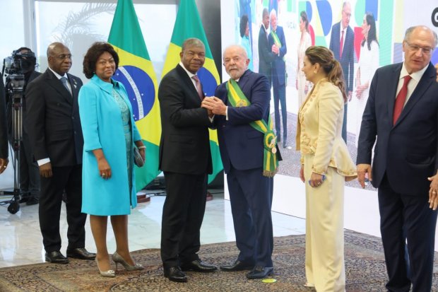 PRESIDENTE JOÃO LOURENÇO CUMPRIMENTA LULA DA SILVA