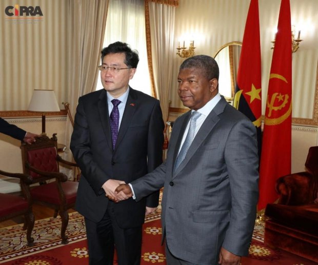CHEFE DE ESTADO RECEBE MINISTRO DOS NEGÓCIOS ESTRANGEIROS  CHINÊS