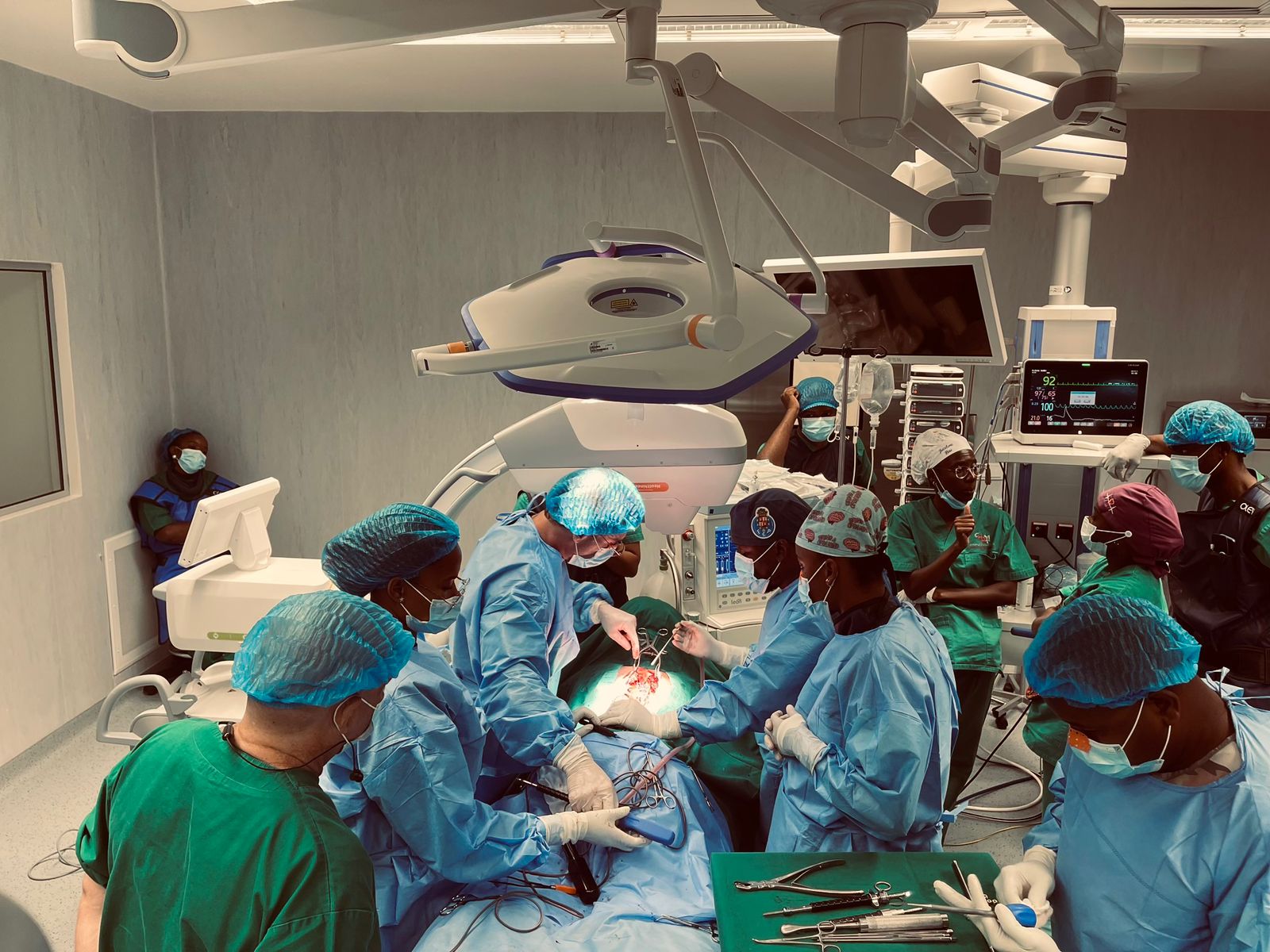 ANGOLA REALIZA PRIMEIRA CIRURGIA DE ESCOLIOSE