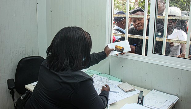 ADMINISTRAÇÃO DE LUANDA ENTREGA 2.541 CARTÕES DE SUBVENÇÃO A TAXISTAS
