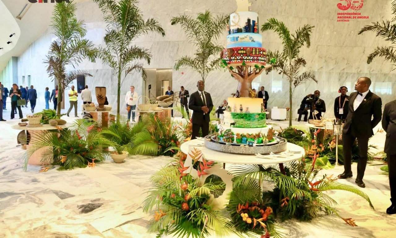 FESTA DOS 50 ANOS DE INDEPENDÊNCIA NACIONAL TERMINA COM CORTE DE BOLO